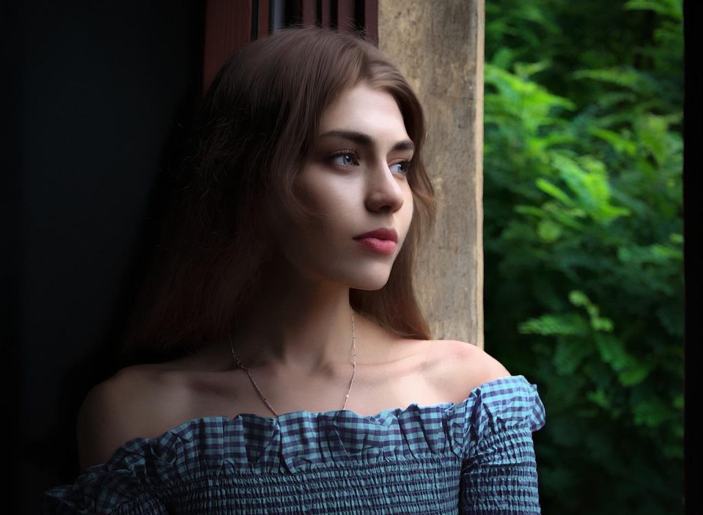 girl, window, beauty-4367407.jpg